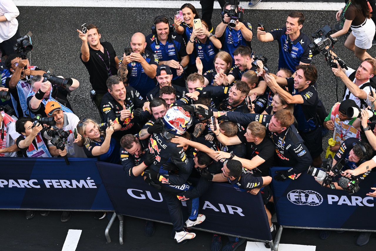 圖7_Max Verstappen賽後與Oracle Red Bull Racing團隊擁抱慶祝，共享本季首勝的喜悅。（Red Bull提供）
